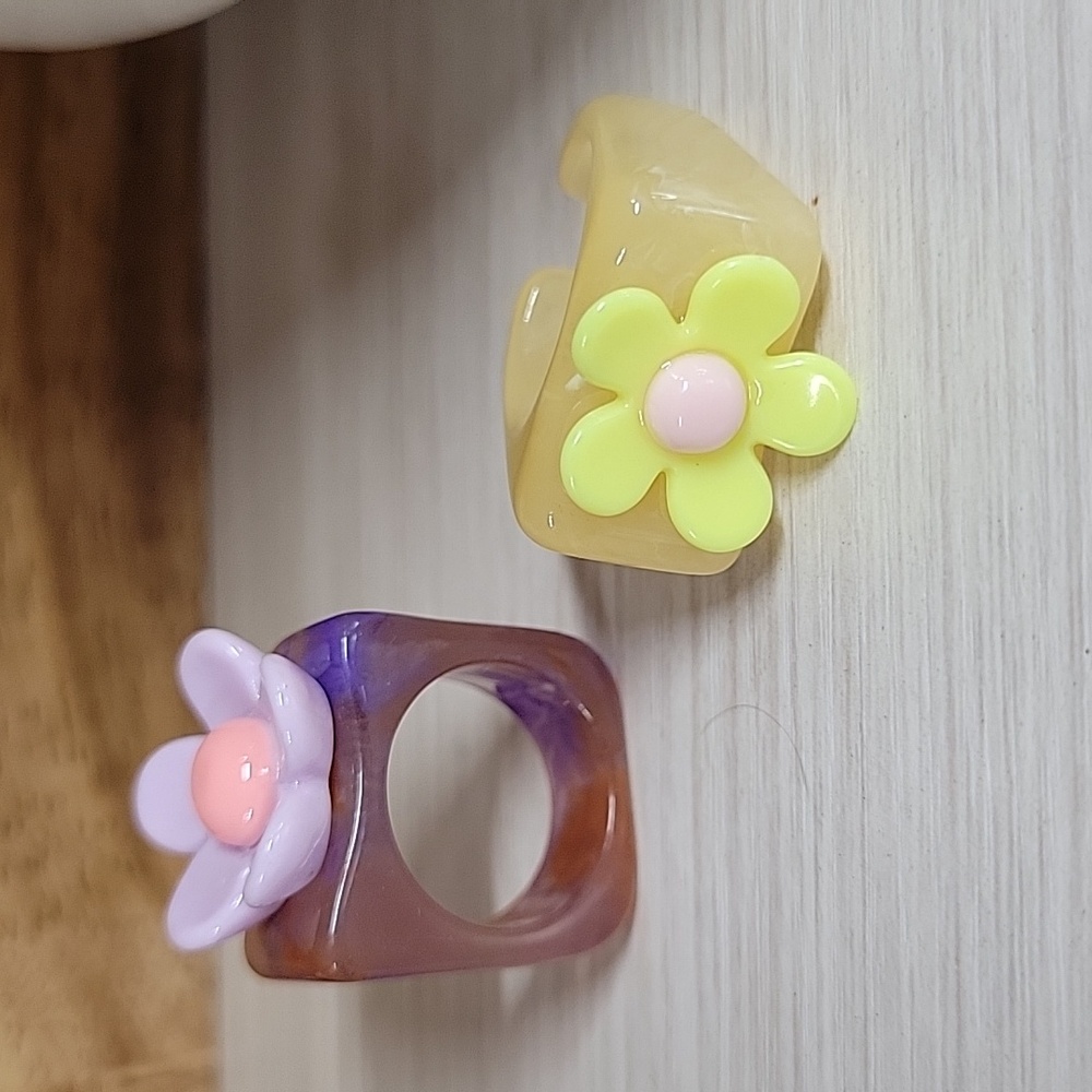 🔥LAST ONE🔥 FUNKY FLOWER ACRYLIC RING, CHOICE OF COLOR